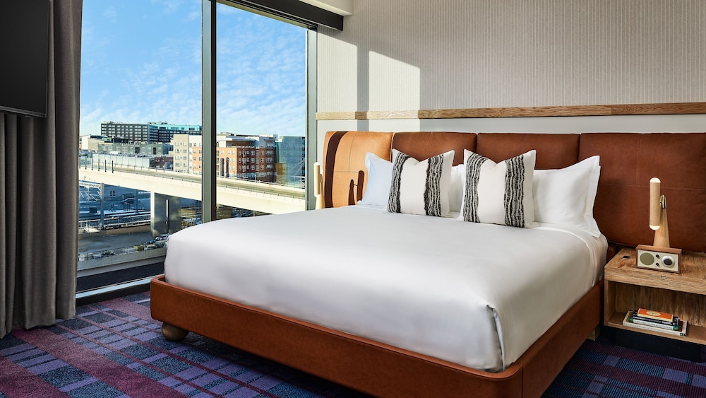 Room, 1 King Bed, Corner (Champion) - Photo 1