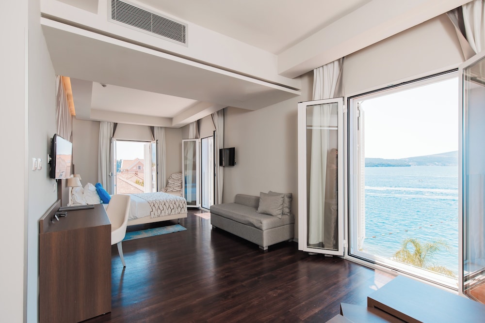 Comfort Suite with Sea View photo 1