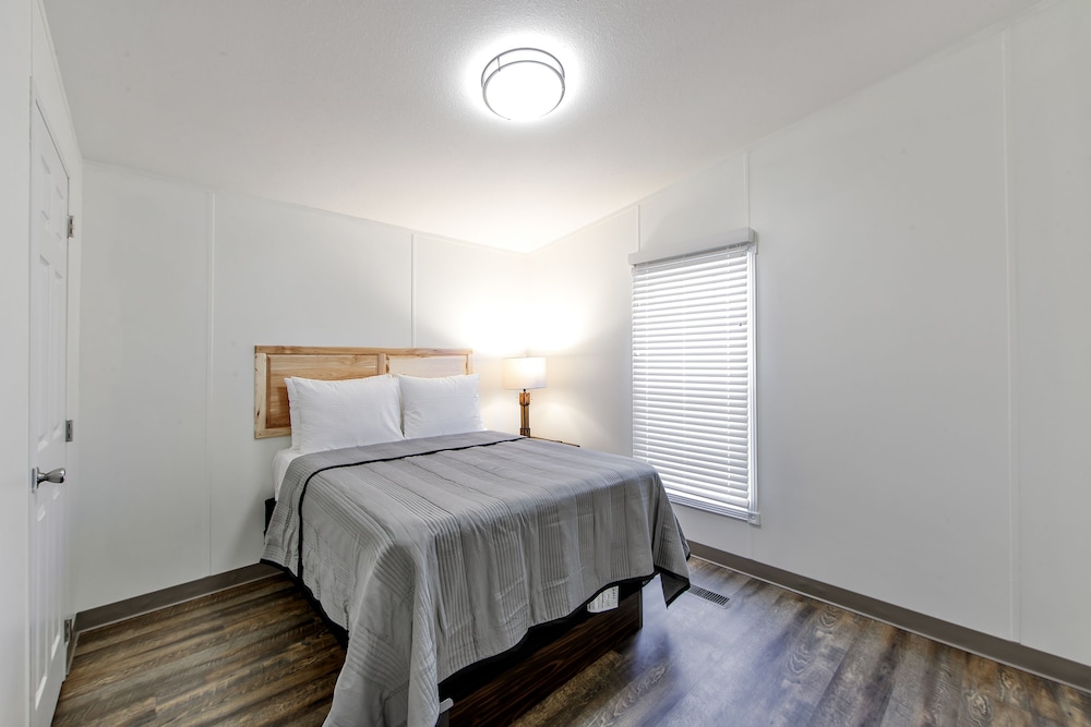 Basic Mobile Home (Master Bedroom)
