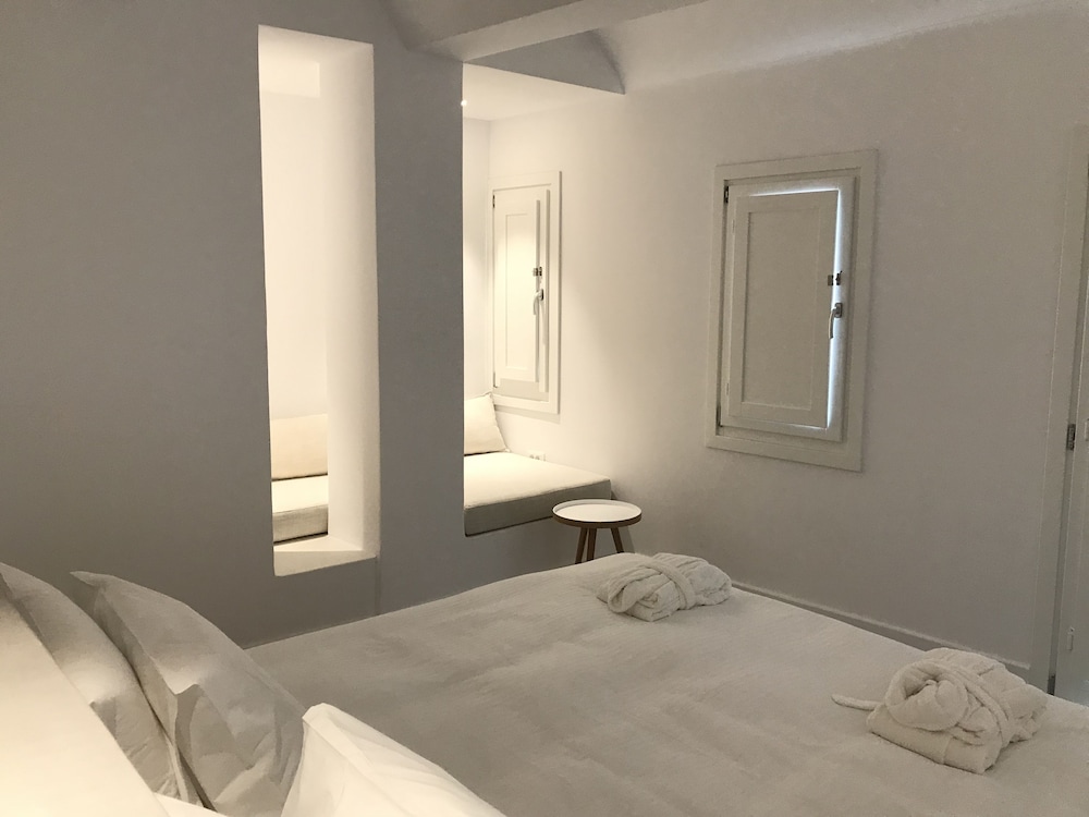 Superior Suite, 1 Queen Bed, Balcony, Sea View - Photo 9