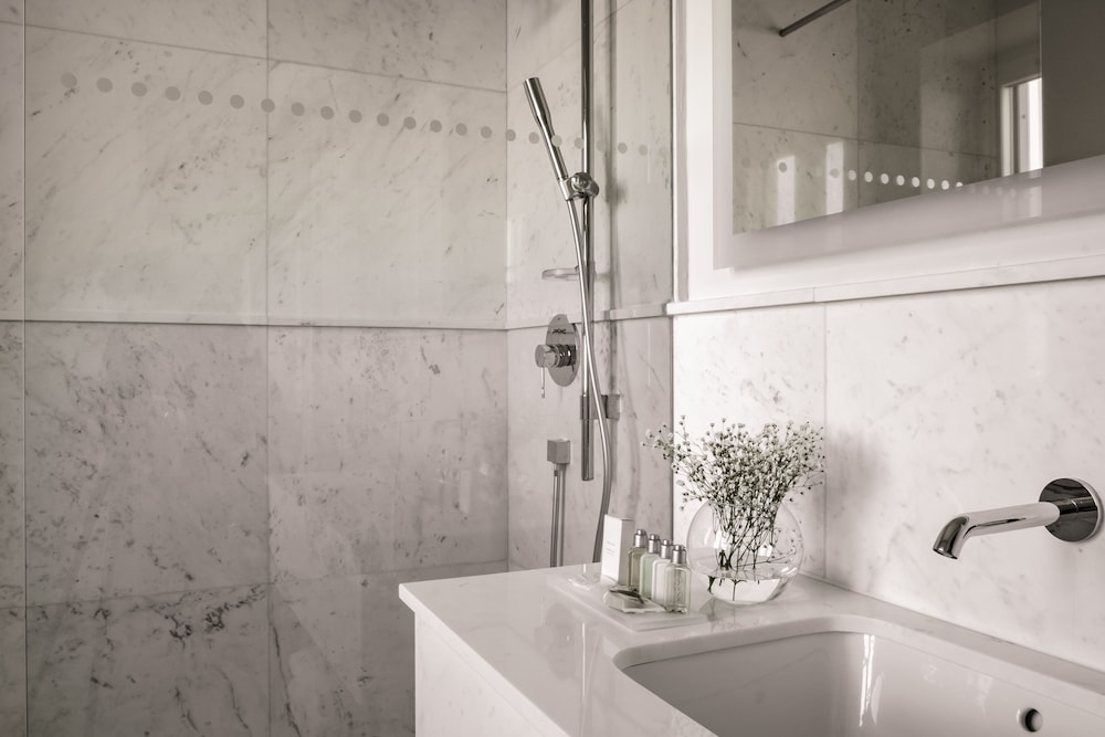 Deluxe Suite - Photo 12