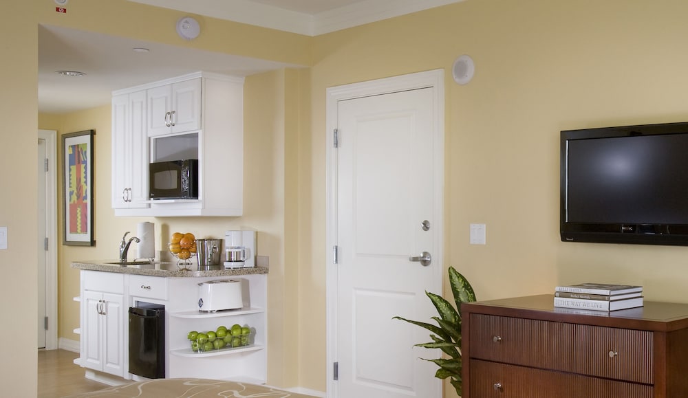 Studio, 1 King Bed, Accessible (Hearing/Roll-in Shower)