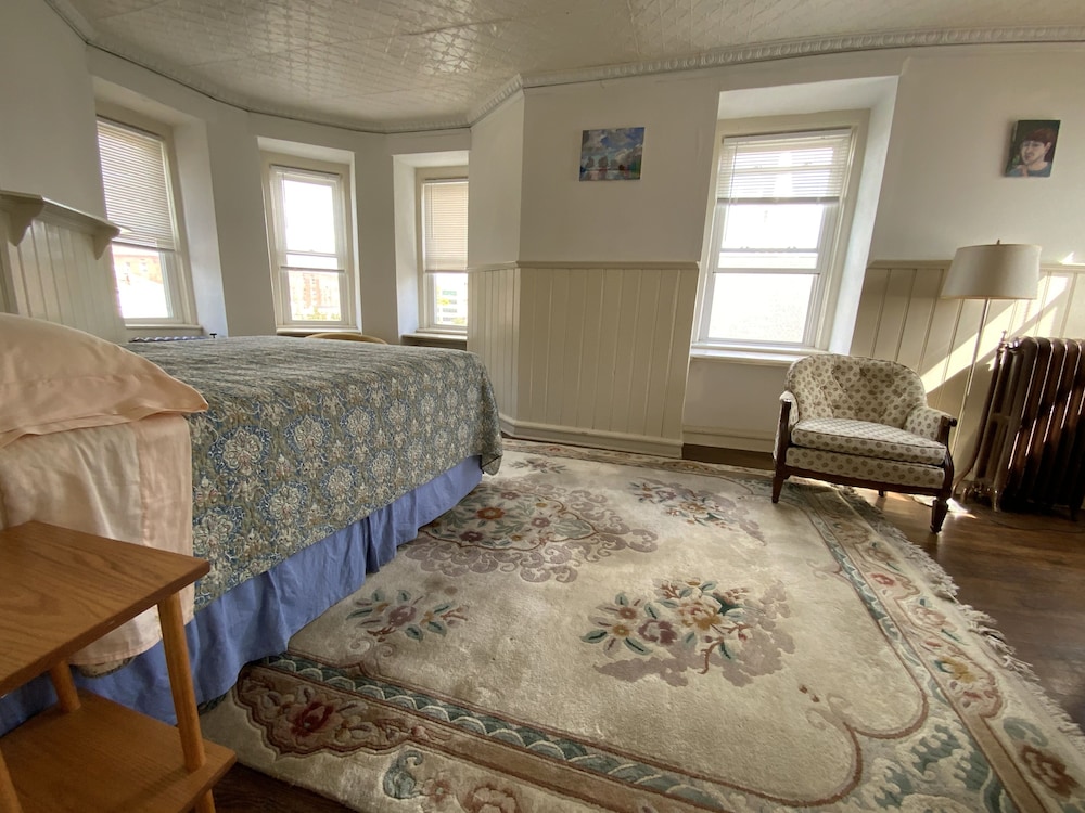 Classic Suite, 1 Queen Bed photo 2