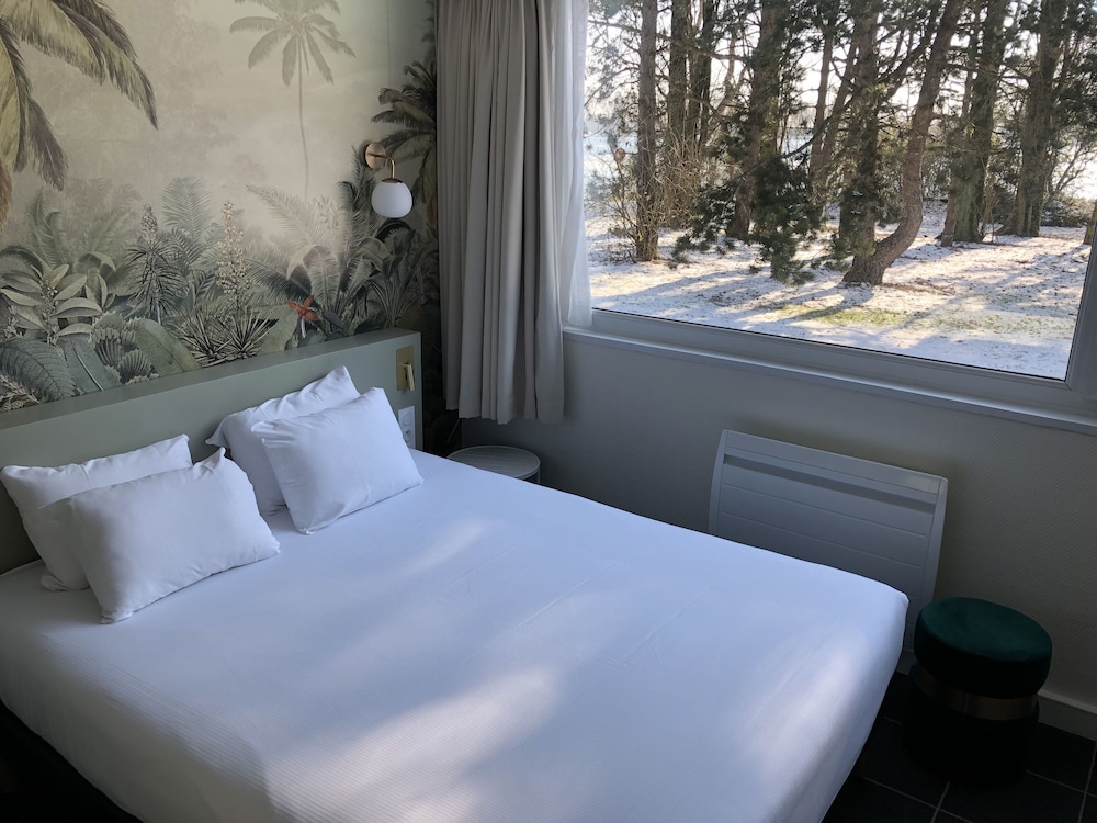 Superior Room, 1 Queen Bed, Non Smoking, Lake View - Photo 2
