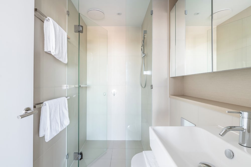 Two-Bedroom Two-Bathroom Apartment with Yarra Views - Photo 13