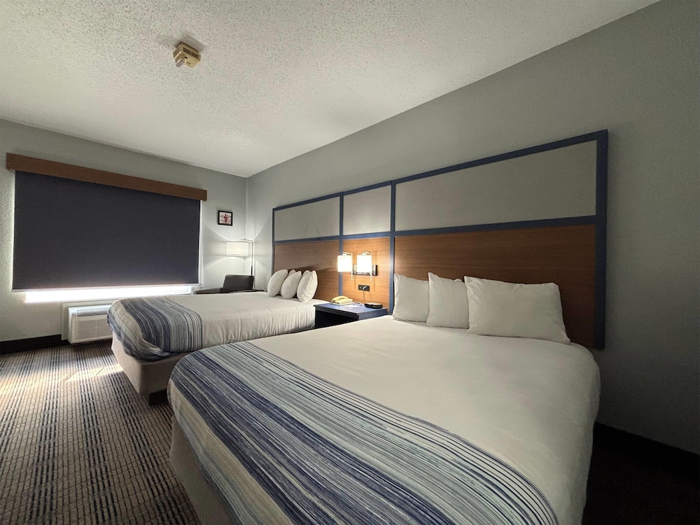 Room, 2 Queen Beds, Accessible, Non Smoking (Mobility,tub w grab bars) - Photo 4