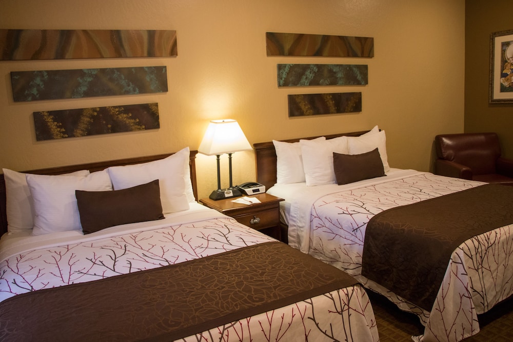 Traditional Room, 2 Queen Beds - Photo 2
