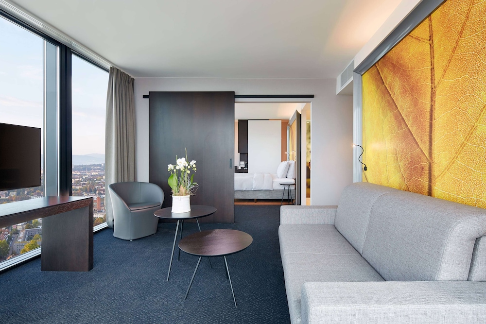 Suite, 1 King Bed - Photo 1