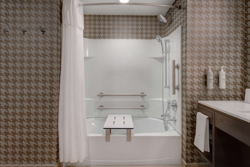 Suite, 1 Bedroom, Accessible, Bathtub (Mobility & Hearing) - Photo 2
