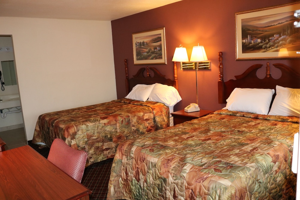 Standard Room, 2 Queen Beds, Non Smoking, Refrigerator & Microwave photo 3