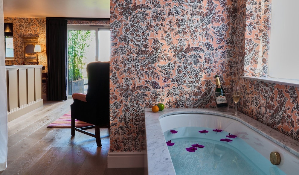 Mews Hot Tub Suite - Photo 9