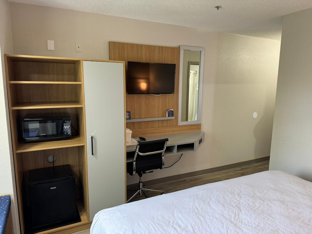 Room, 1 King Bed, Non Smoking photo 2