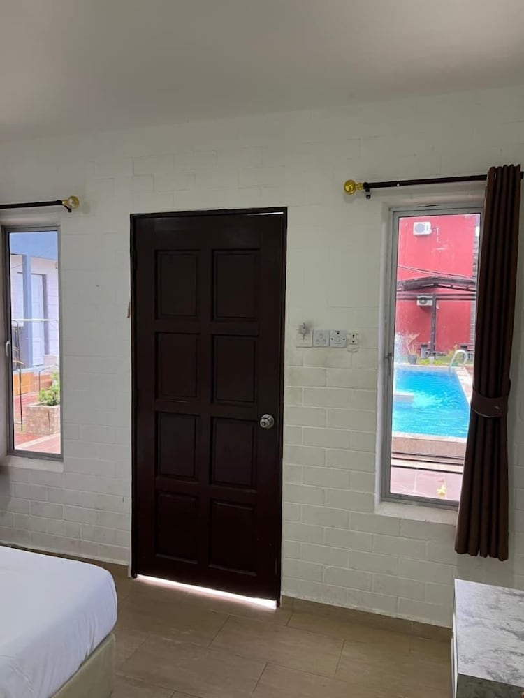 Deluxe Room, Pool View photo 1