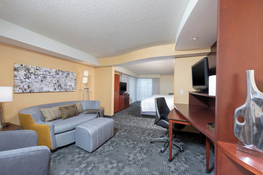 Suite, 1 Bedroom (Mobility Accessible, Tub) - Photo 1