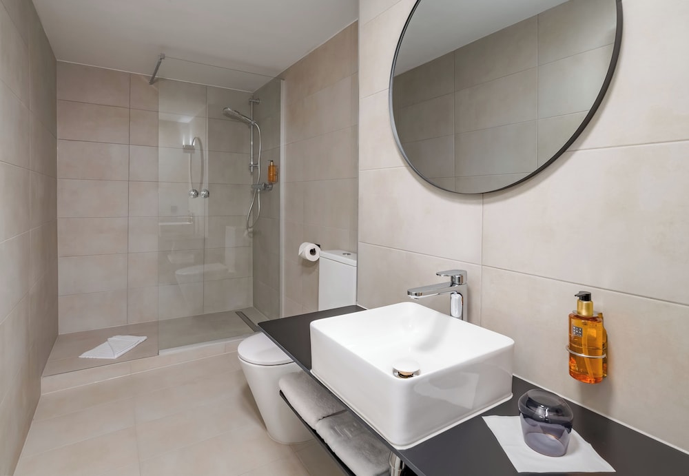 Business Room, 1 King Bed, Balcony - Photo 9