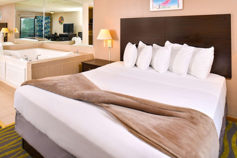 Standard Room, 1 King Bed, Non Smoking photo 2