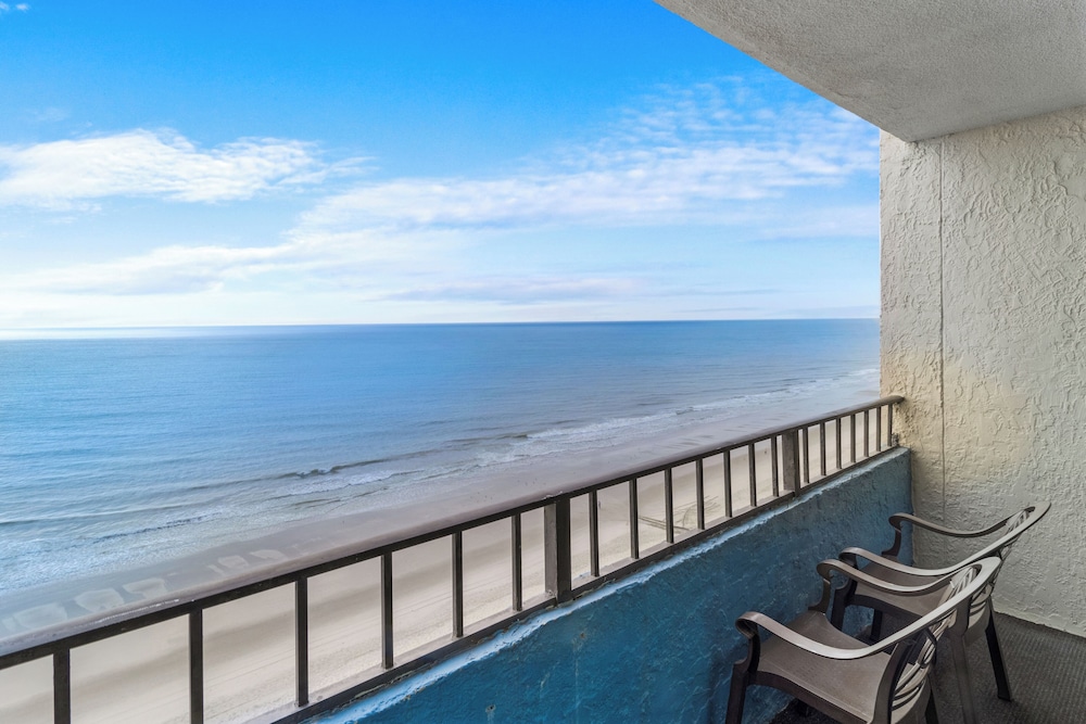 Oceanfront Deluxe Room - Photo 11