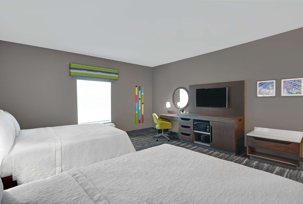 Room, 2 Queen Beds, Refrigerator & Microwave - Photo 2