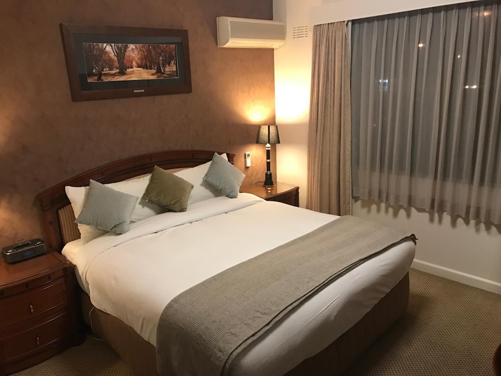 Deluxe Room, 1 King Bed photo 2