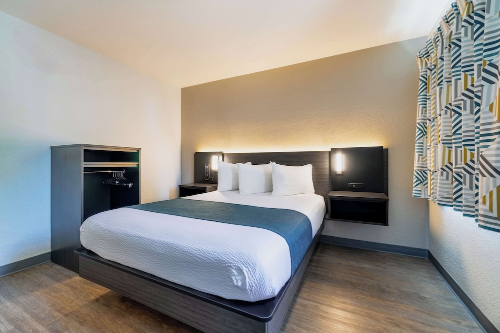 Deluxe Room, 1 Queen Bed, Accessible, Non Smoking photo 3