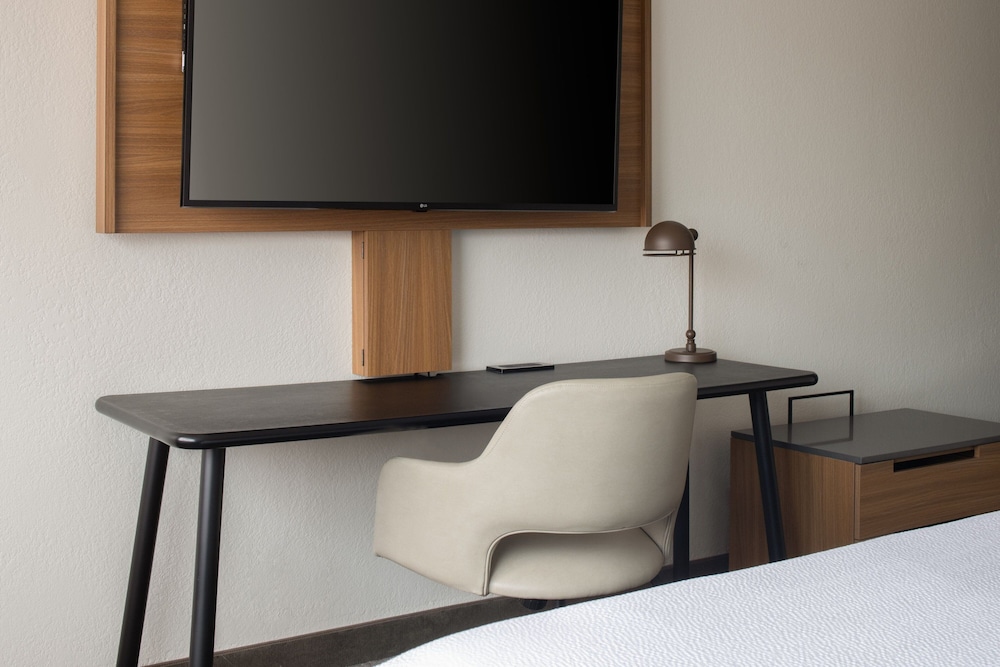 Room, 1 King Bed (Hearing Accessible) - Photo 3