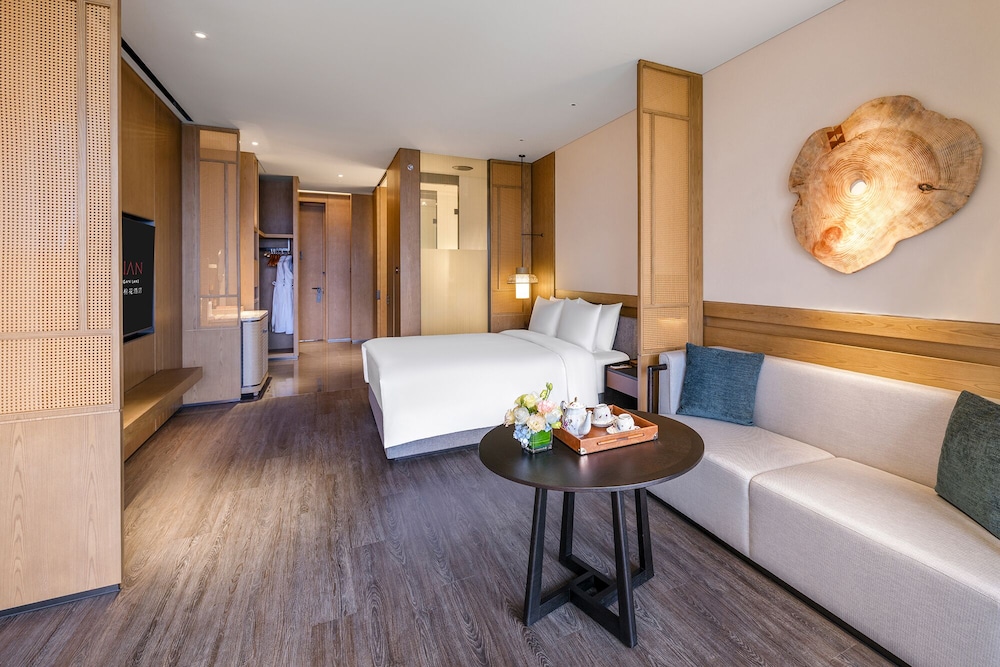 1 King Bed with Lake View, Premium photo 2