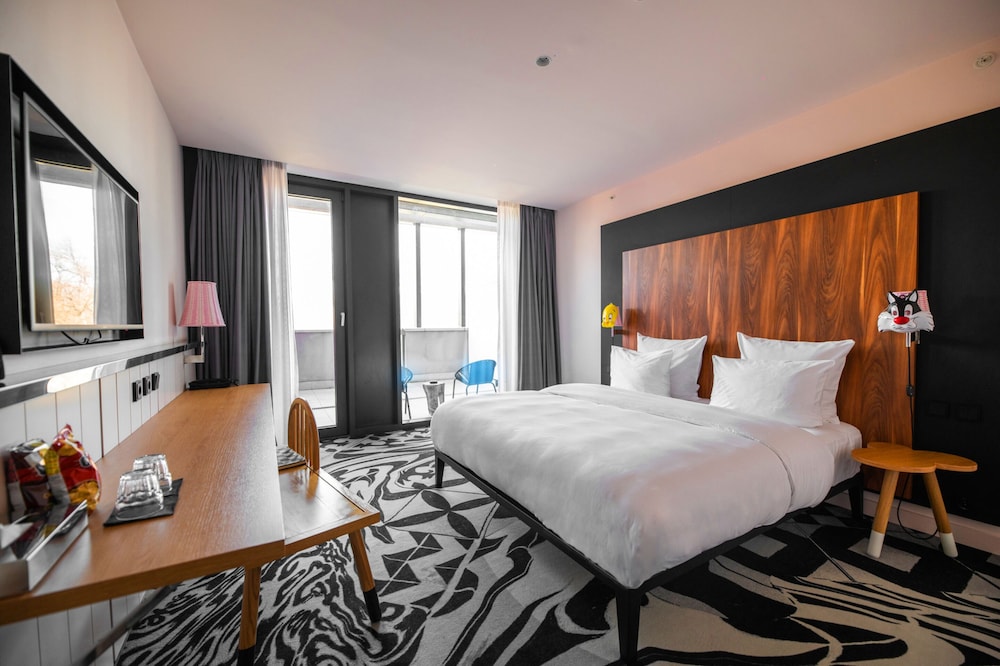 Room, 1 King Bed (Large Mama)