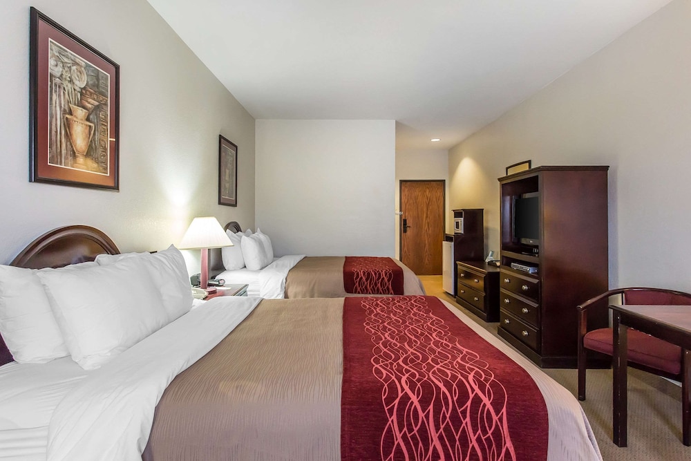 Standard Room, 2 Queen Beds, Non Smoking - Photo 4