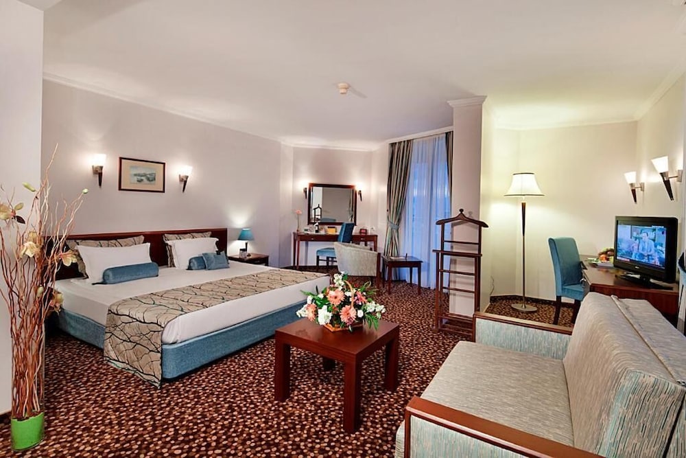 Junior Suite, Multiple Beds, Non Smoking, Balcony (with Sofabed) thumbnail 5