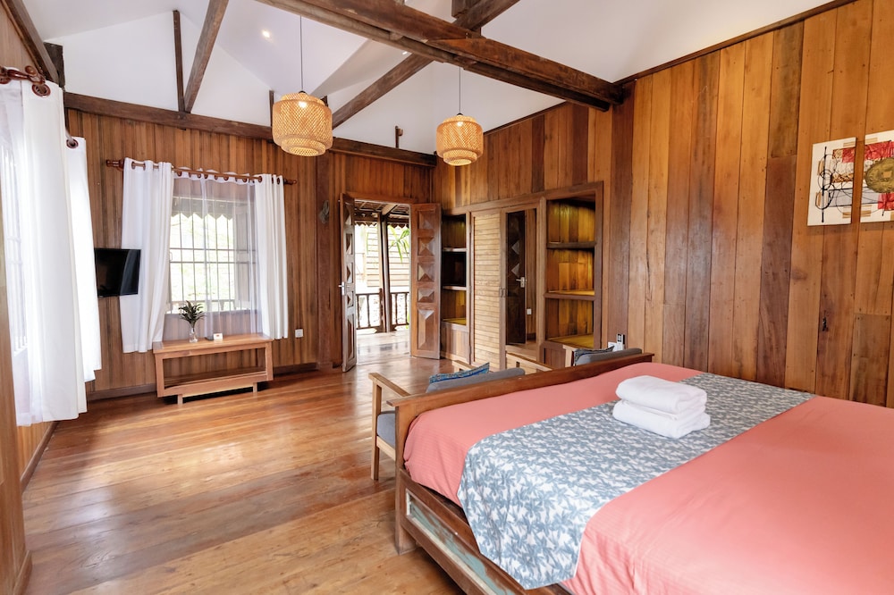Luxurious Wooden House 1960s with Swimming Pool