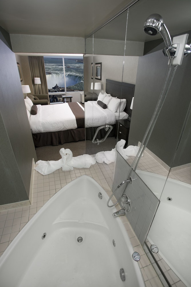 Tower Room Falls View One King Heart-Shaped Jacuzzi Room