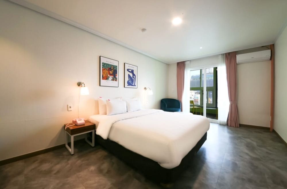 Room (Large)