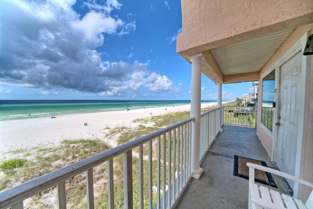 Villa, 2 Bedrooms, 2 Bathrooms, Beachfront (Villa 28) photo 3