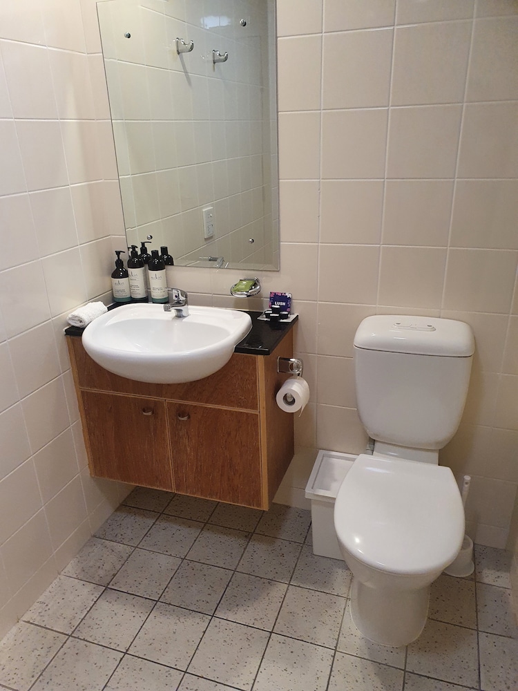 City Studio Suite, 1 King Bed, Pool Access photo 2