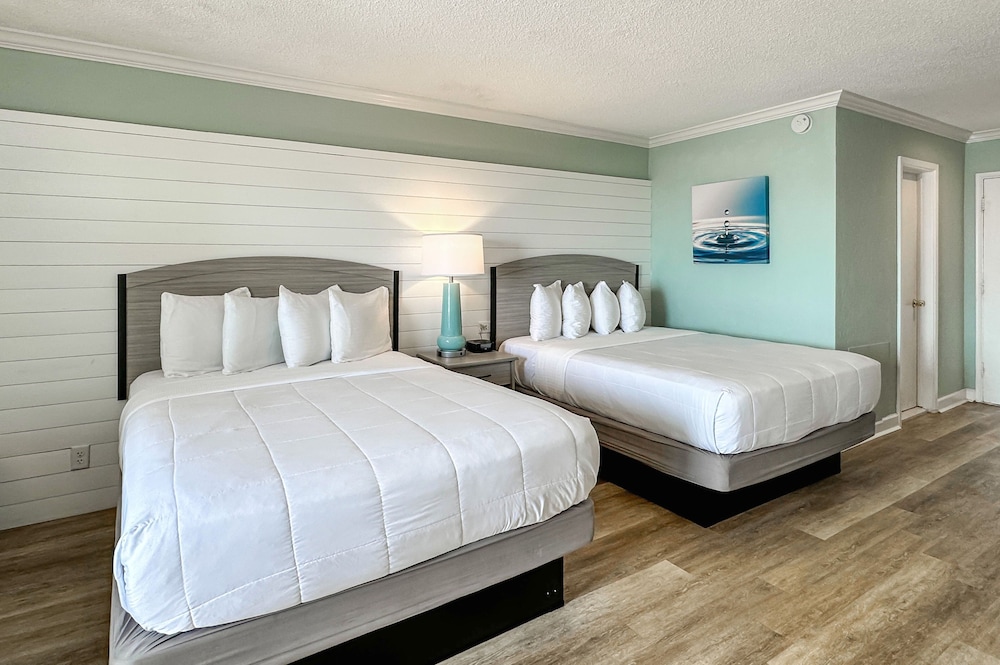 Room, 2 Queen Beds, Refrigerator & Microwave, Beach View (Gulf Front) photo 3