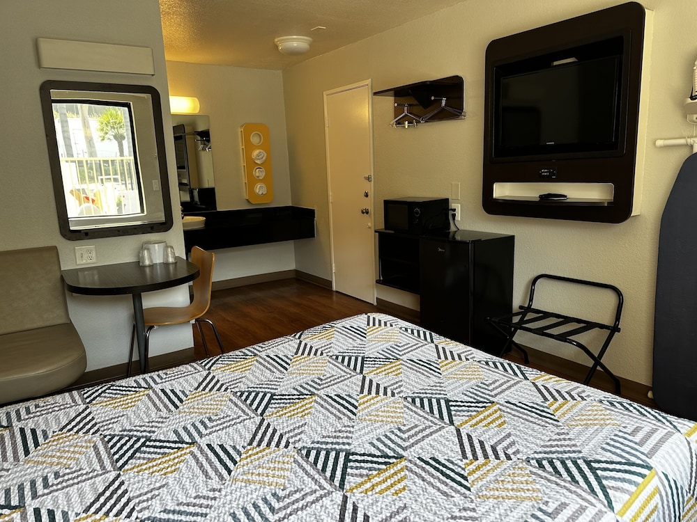 Standard Room, 1 Queen Bed, Non Smoking, Refrigerator & Microwave photo 1