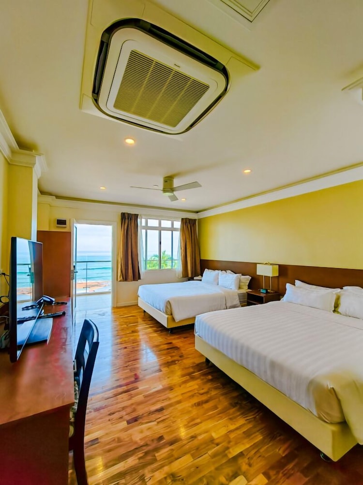 Superior Deluxe Room, 2 Queen Beds, Non Smoking, Beach View photo 3