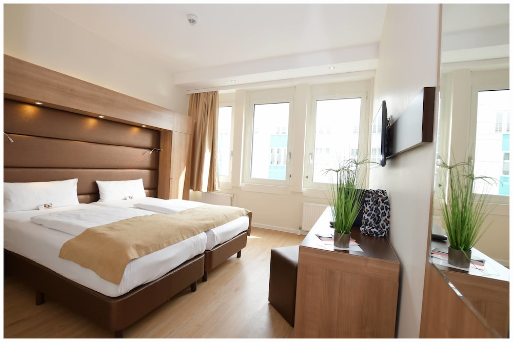 Double Room, Allergy Friendly, City View thumbnail 6