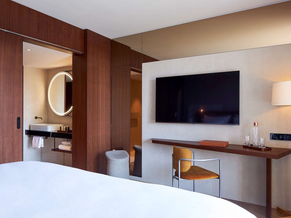 Superior Room, 1 Queen Bed, Balcony (Signature) - Photo 4