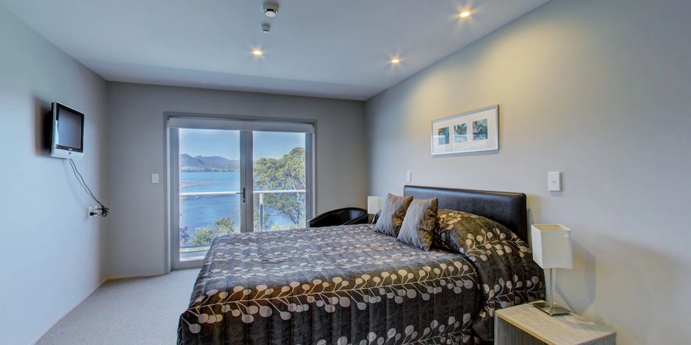 Luxury 2 Bedroom Apartment photo 3