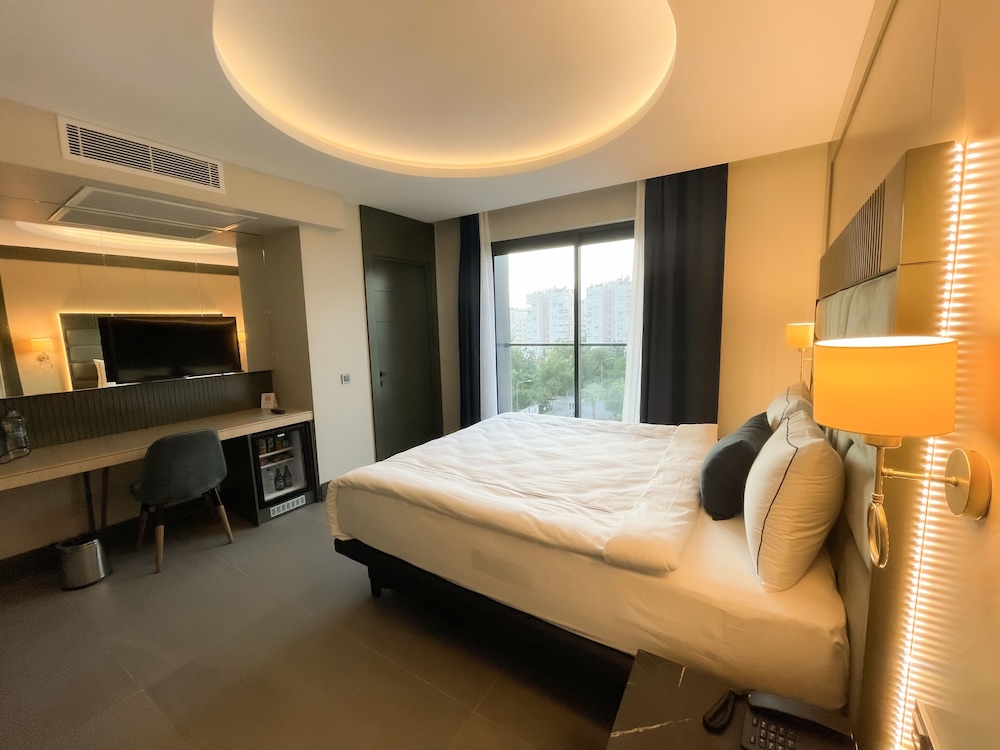 Deluxe Room, 1 King Bed, City View