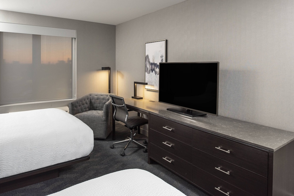 Room, 2 Queen Beds (Mobility/Hearing Access, Roll-in Shwr) photo 2