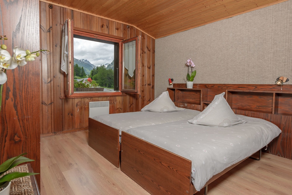 Standard Twin Room, Non Smoking, Mountain View photo 1