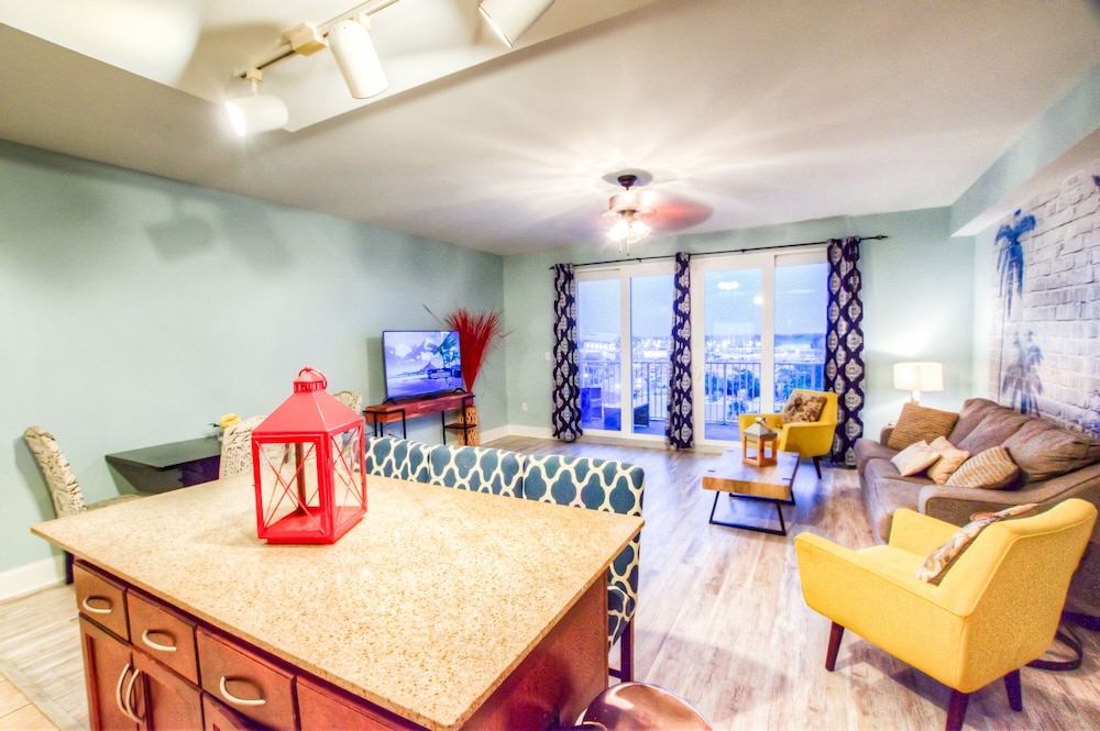 Condo, 1 Bedroom, Balcony, Lake View (736)