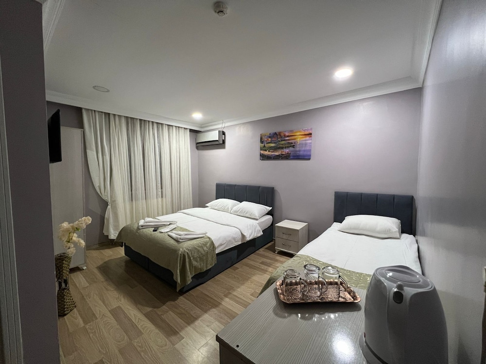 Economy Triple Room photo 2