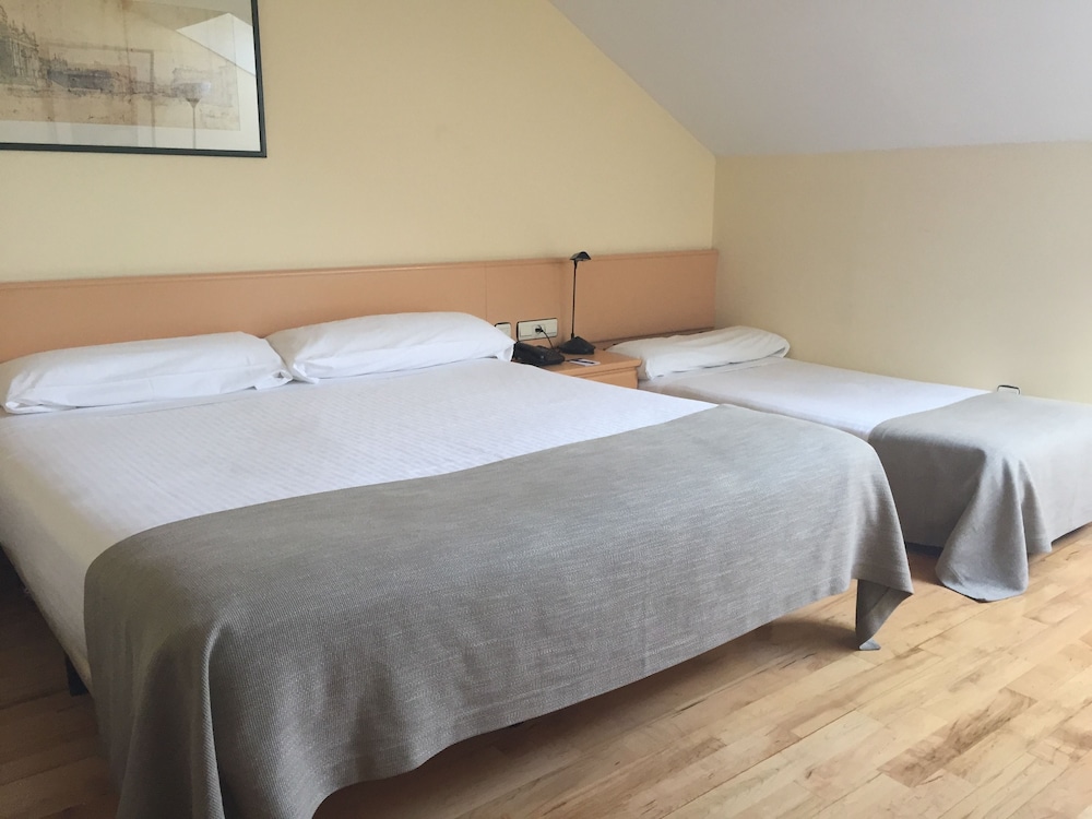 Triple Room (2 adults and 1 child) - Photo 1
