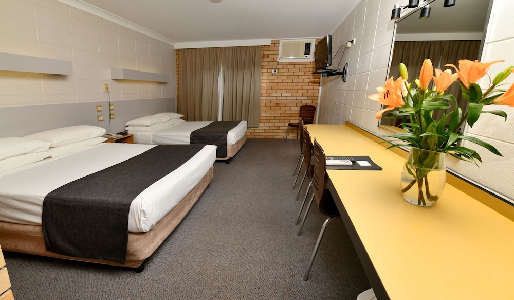 Standard Room, 2 Double Beds, Non Smoking (DELUXE TWIN NON SMOKING) photo 3