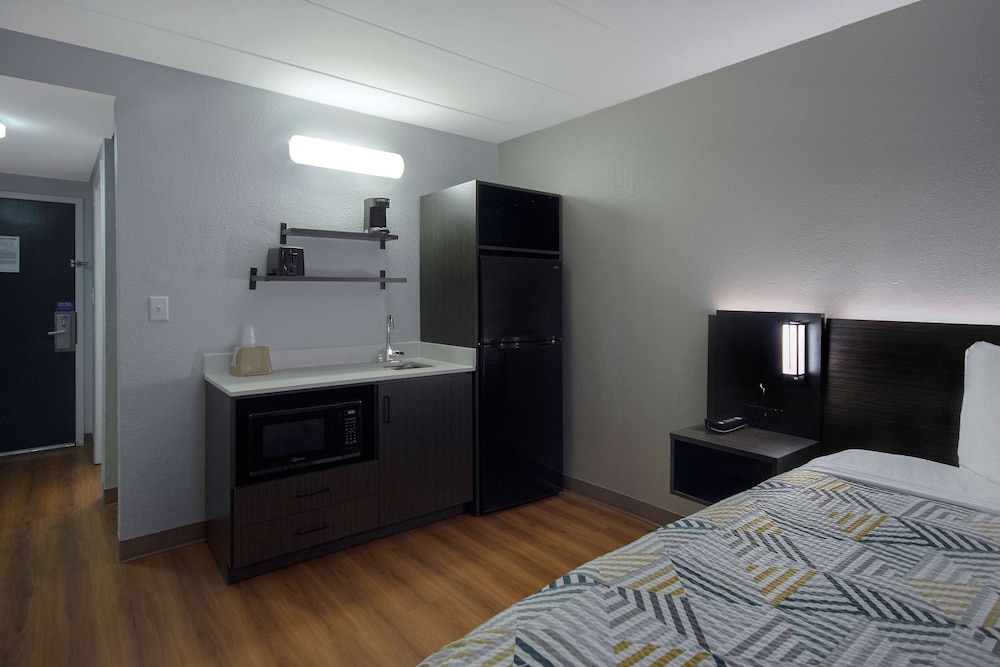 Standard Room, 1 King Bed, Non Smoking, Kitchenette photo 3