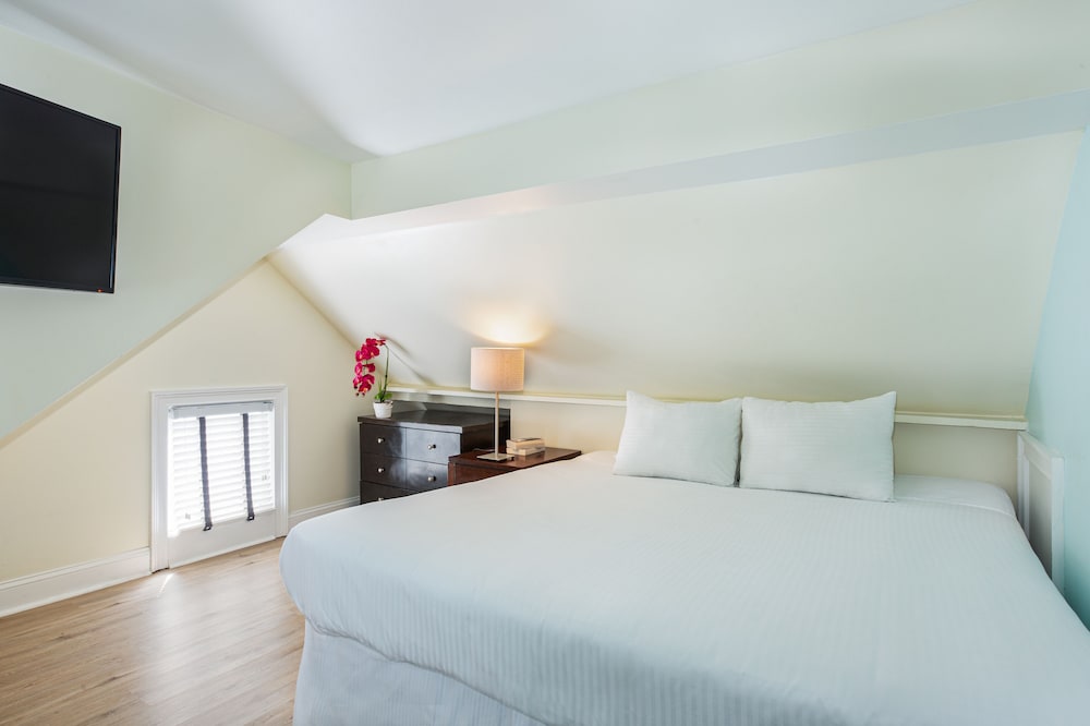 NYAH Private Loft 1 King and 1 Queen