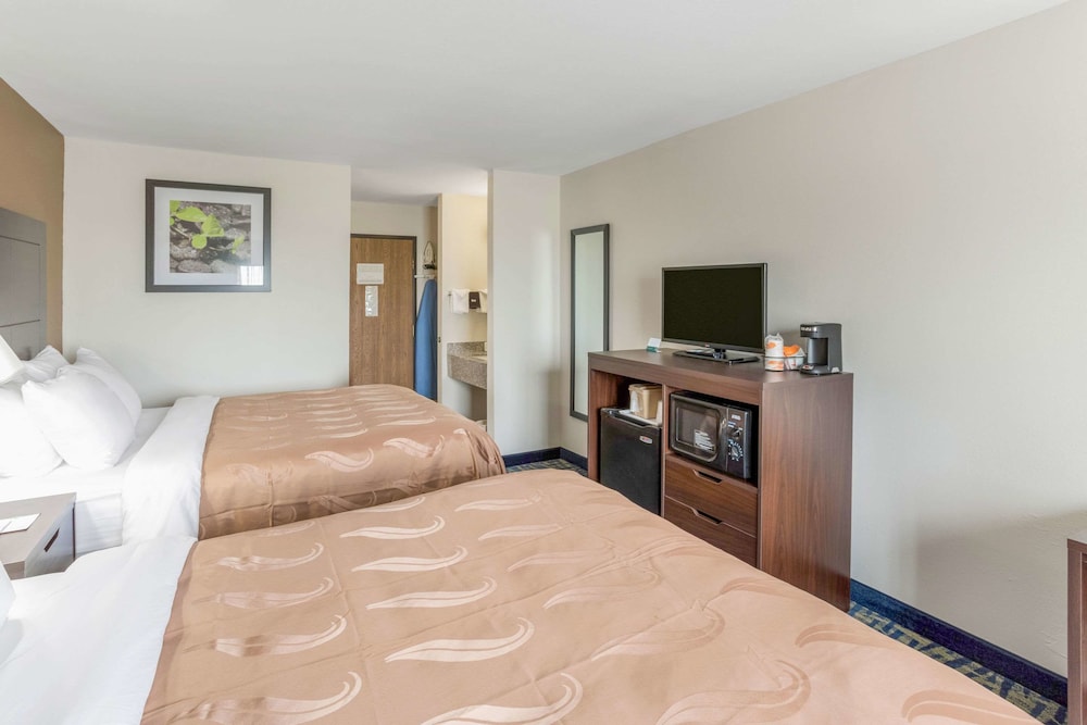 Standard Room, 2 Queen Beds, Non Smoking - Photo 1